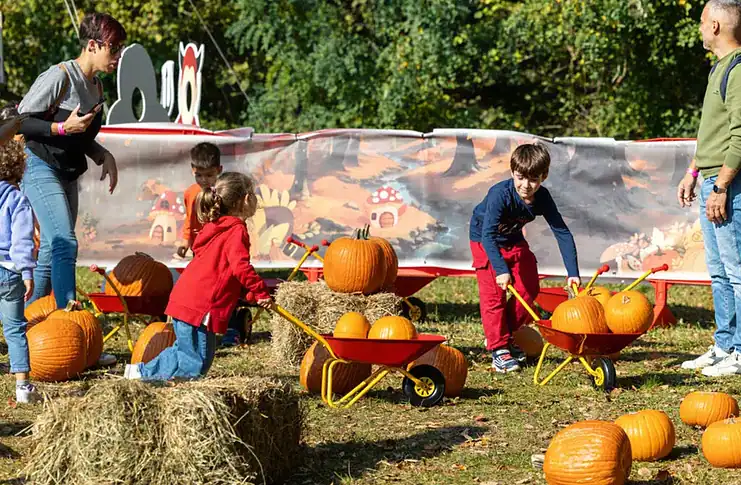 Bambini che giocano con carriole e zucche a Zucca Land Milano 2026 all'Oasi Ca' Granda