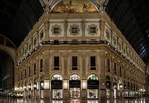 Prada si prende la Galleria: 8 nuovi piani e storia del marchio Prada si prende la Galleria: 8 nuovi piani e storia del marchio