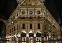 Prada si prende la Galleria: 8 nuovi piani e storia del marchio Prada si prende la Galleria: 8 nuovi piani e storia del marchio