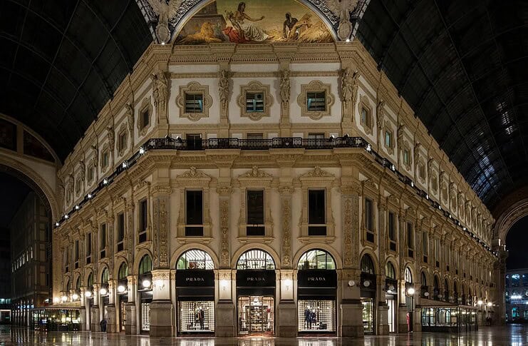 Prada si prende la Galleria: 8 nuovi piani e storia del marchio