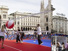 Un campo da volley e una parete da arrampicata in Piazza Duomo