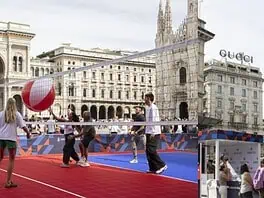Un campo da volley e una parete da arrampicata in Piazza Duomo