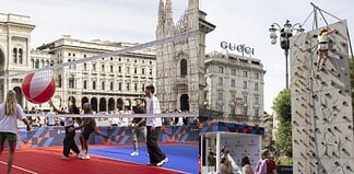 Un campo da volley e una parete da arrampicata in Piazza Duomo
