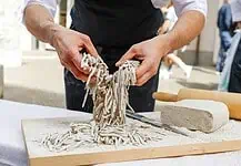 800 metri di tavolata: a Bormio la Pizzoccherata più lunga d’Italia