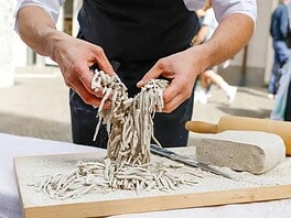 800 metri di tavolata: a Bormio la Pizzoccherata più lunga d’Italia