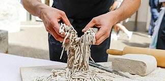 800 metri di tavolata: a Bormio la Pizzoccherata più lunga d’Italia