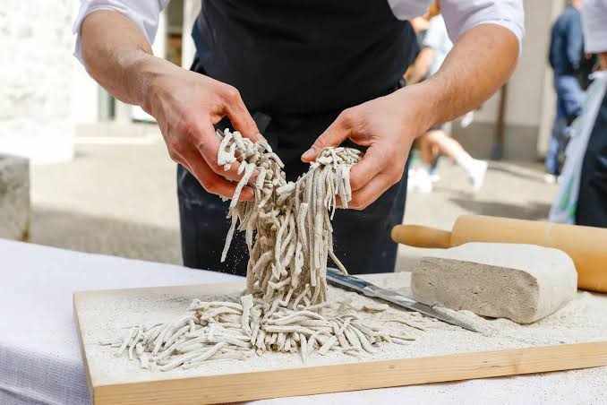 800 metri di tavolata: a Bormio la Pizzoccherata più lunga d’Italia 800 metri di tavolata: a Bormio la Pizzoccherata più lunga d’Italia