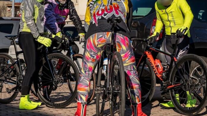 Maglie fluo e outfit improbabili: a Milano torna la Pannolata Maglie fluo e outfit improbabili: a Milano torna la Pannolata